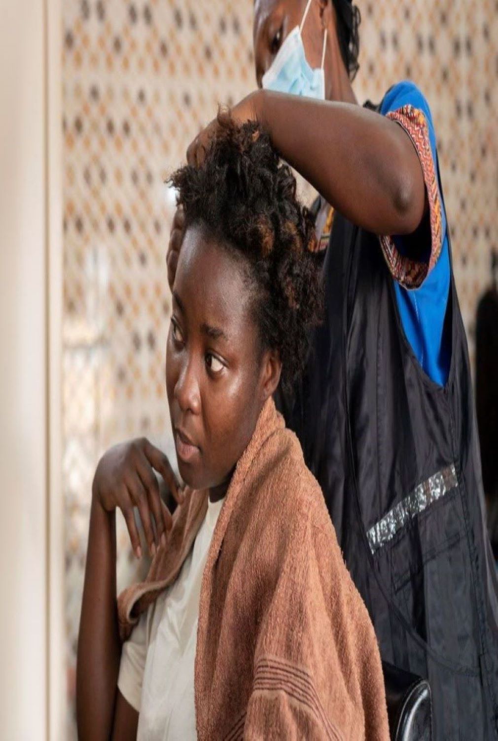 femme avec les cheuveux défait