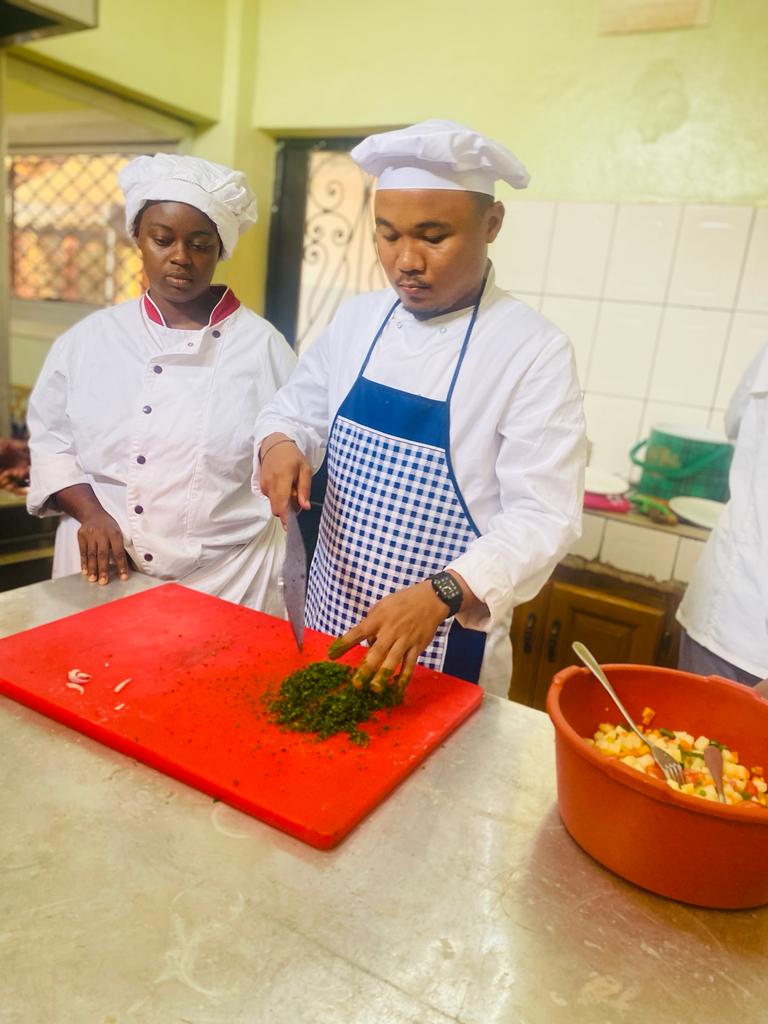 chef homme qui coupe des légumes