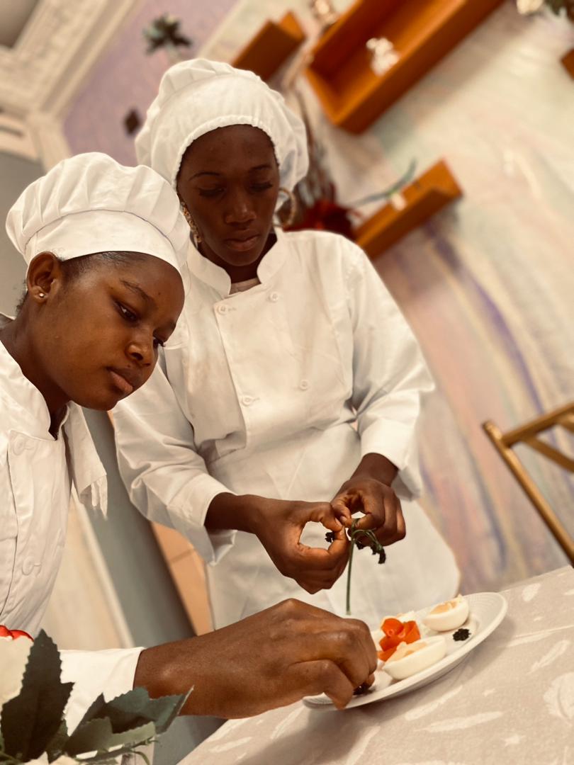 photo de deux étudiants en restauration